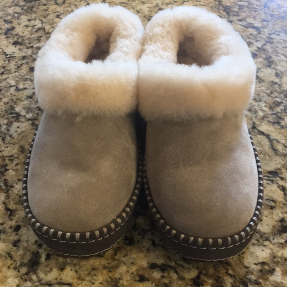 UGG 1007727 Women’s Wrin Suede Sheepskin Slippers